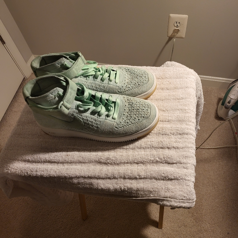 DS 2016 NIKE AIR FORCE 1 ULTRA FLYKNIT MID ENAMEL GREEN WOMEN 12 / MEN 11